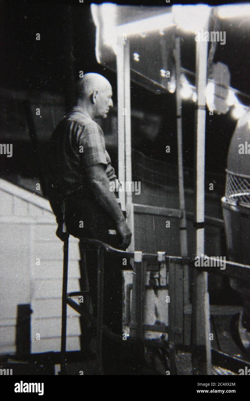 Feine Schwarz-Weiß-Fotografie eines karny Arbeiter in den 70er Jahren inmitten einer extremen Depression und psychischen Qual. Stockfoto