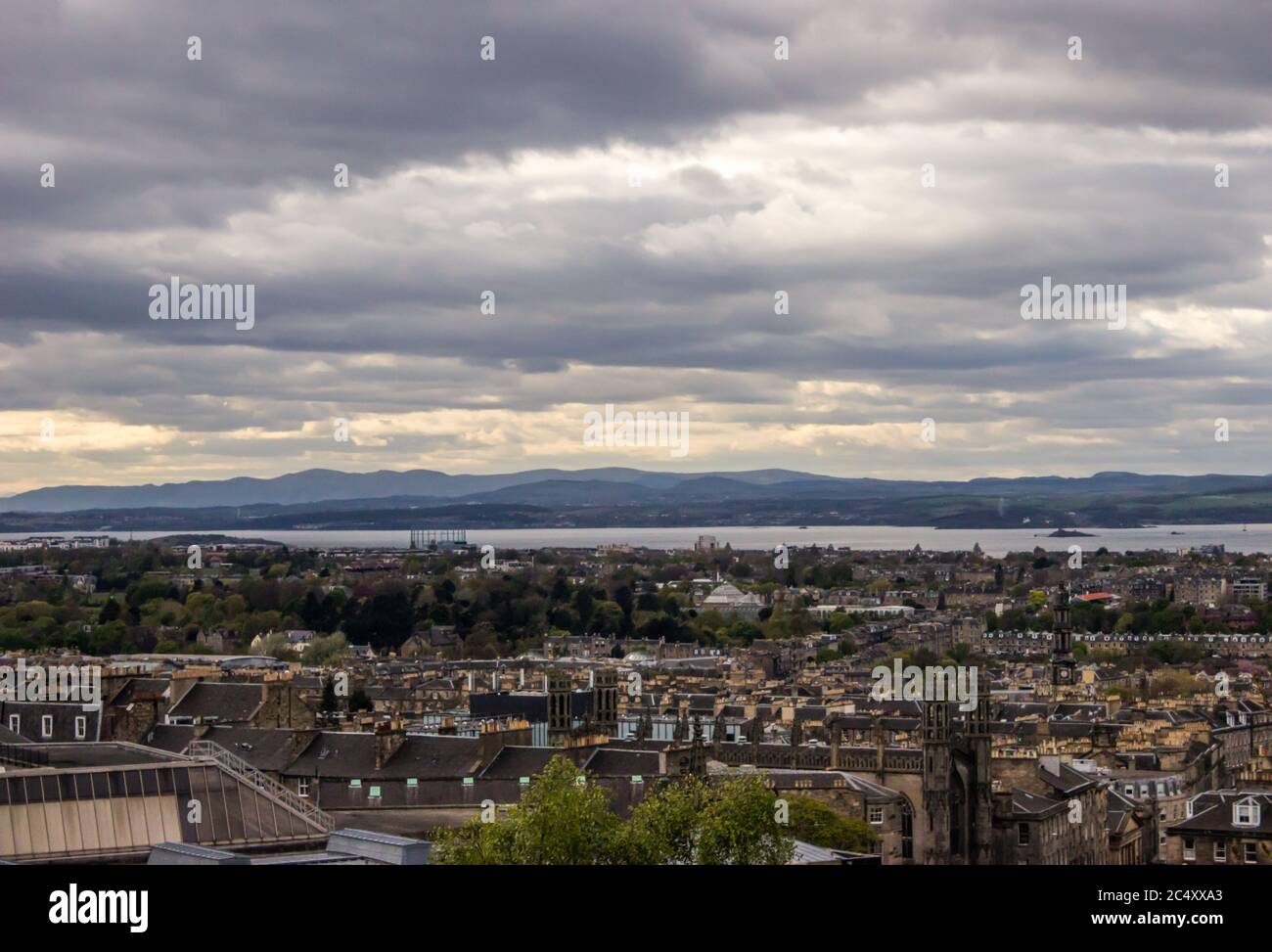 Blick über Firth of Forth und Leah an einem bewölkten späten Nachmittag, was alles in einen blauen Ton bringt, wie man es von Calton Hill in Edinburgh aus gesehen hat Stockfoto
