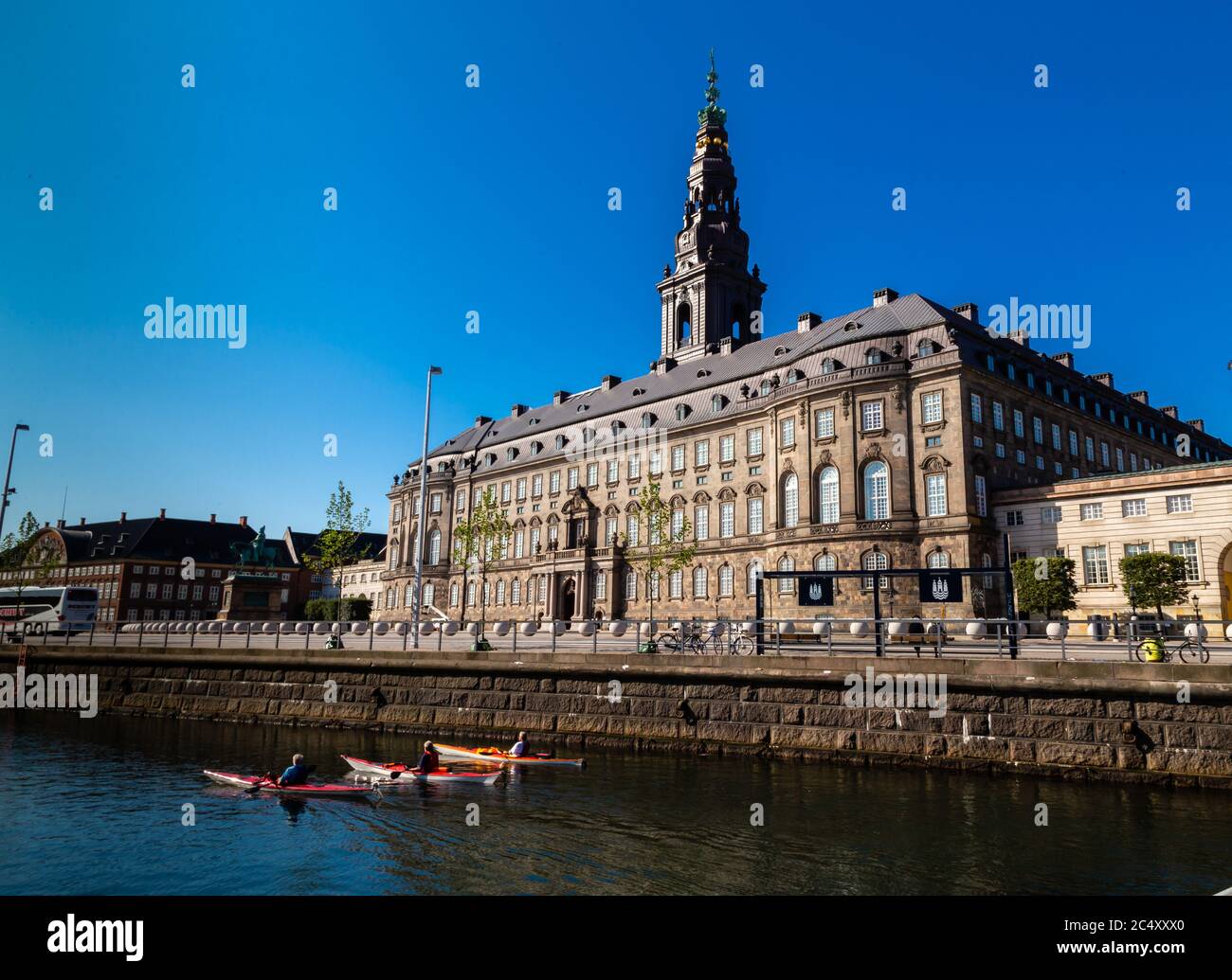 Schloss Christiansborg in Kopenhagen, Dänemark, Sitz des dänischen Parlaments und des Obersten Gerichtshofs. Stockfoto