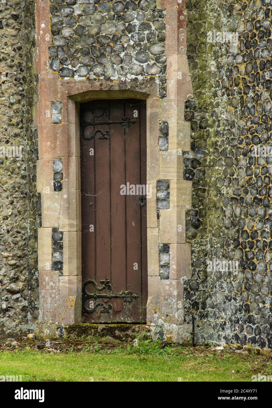 Enge Kirchentür in Norfolk Stockfoto