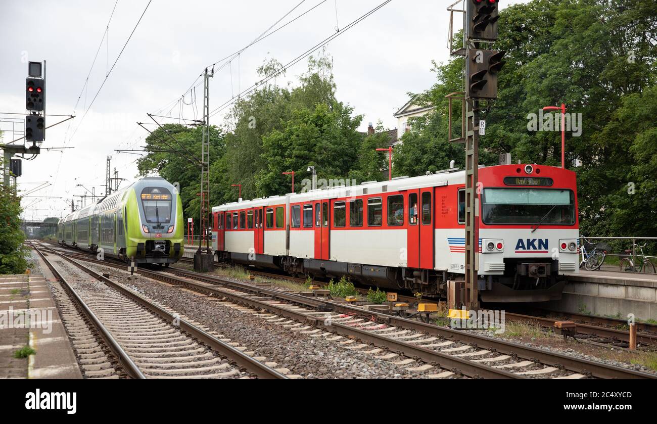 Elmshorn, Deutschland. Juni 2020. Ein Regionalzug Nah.sh der Deutschen Bahn fährt am Bahnhof Elmshorn an einem Triebwagen der AKN Eisenbahn GmbH vorbei. Quelle: Christian Charisius/dpa/Alamy Live News Stockfoto