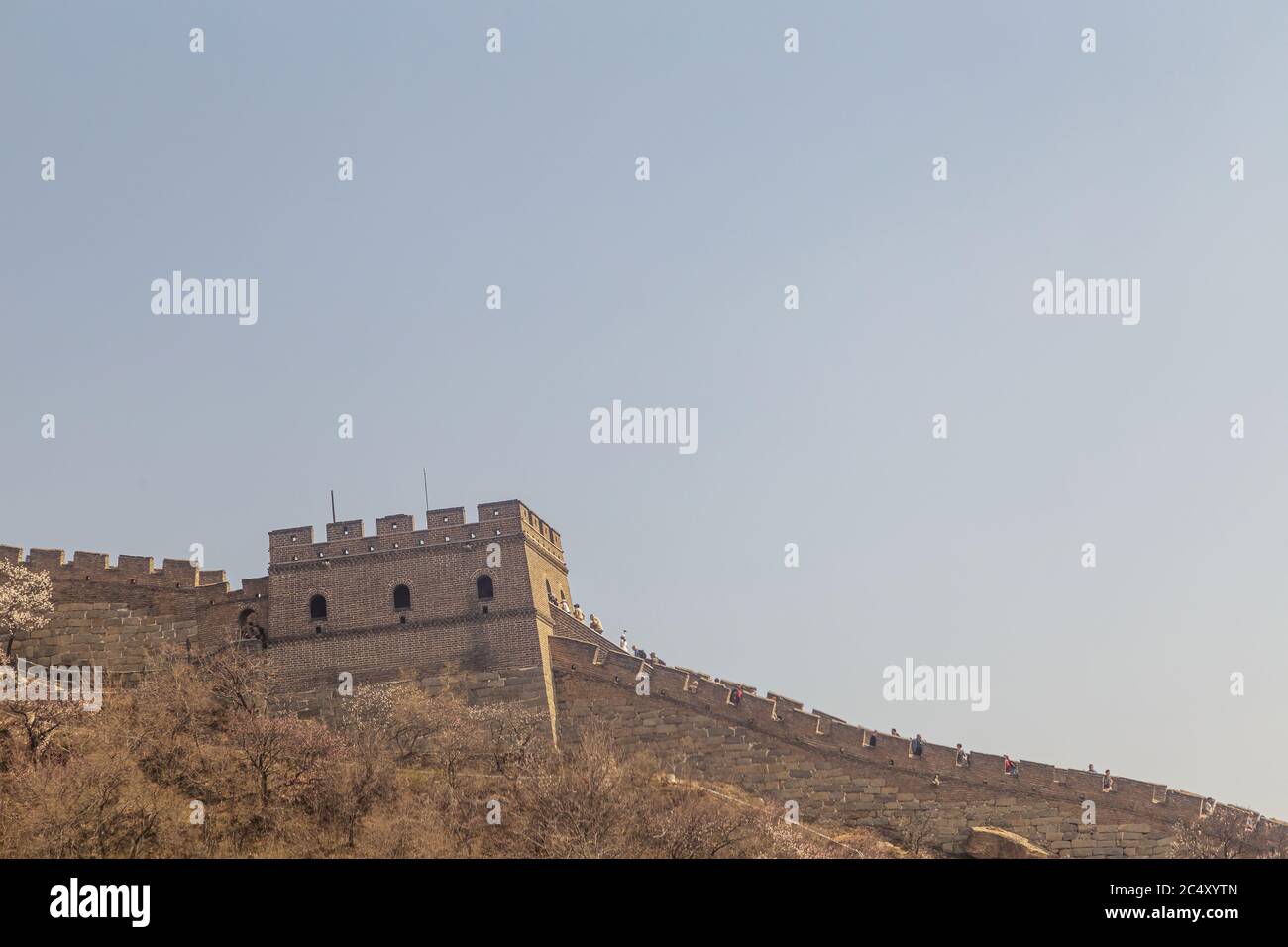 Peking, China - UM 2020: Große Mauer von China in einer grünen Waldlandschaft bei Mutianyu im Huairou Bezirk bei Peking, China. Herbstansicht von Rost Stockfoto