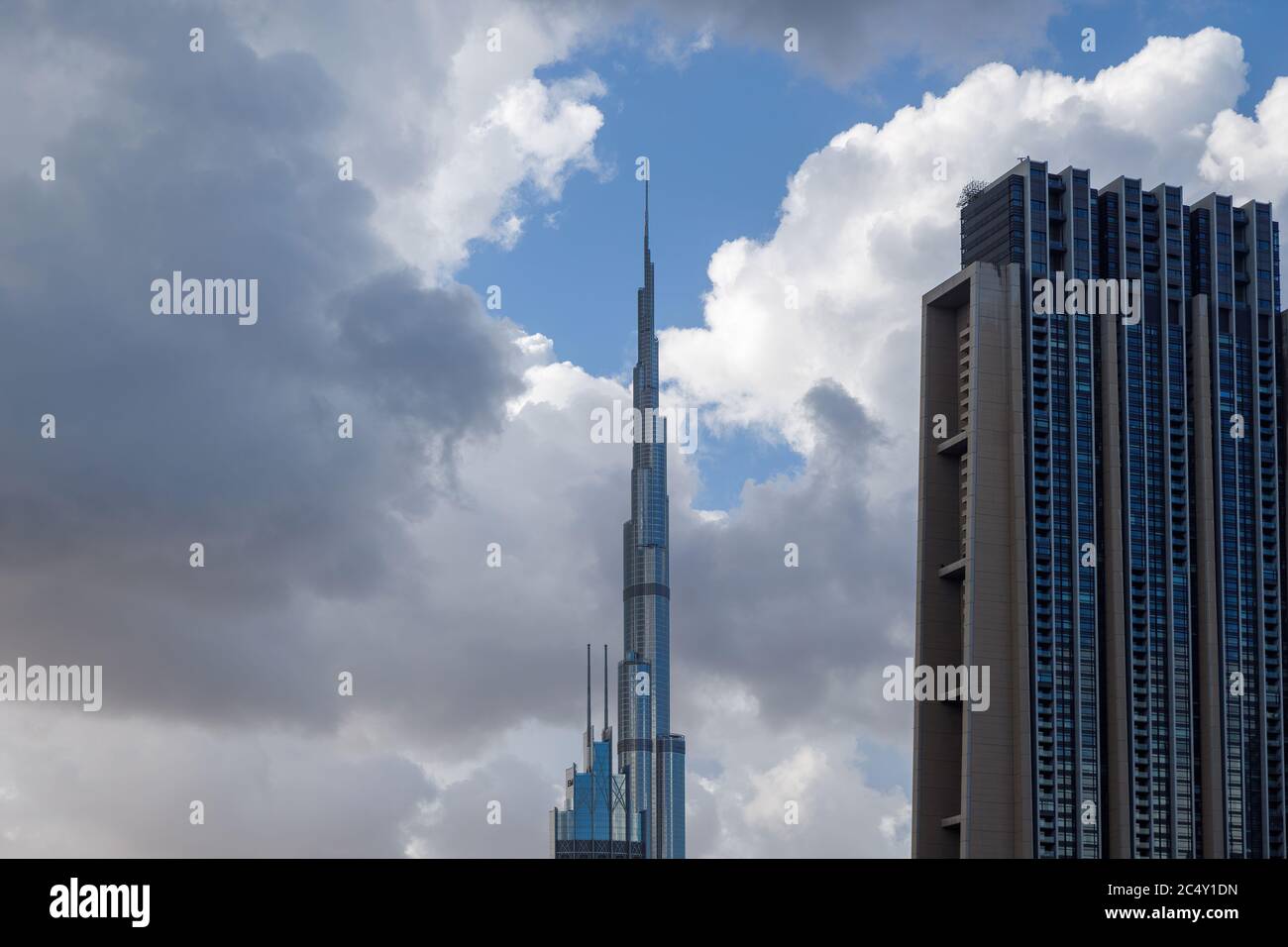 DUBAI, VAE - UM 2020: Nahaufnahme des Burj Khalifa, bedeckt mit niedrigen Wolken. Burj Khalifa ist das höchste Bauwerk der Welt, stehend Stockfoto