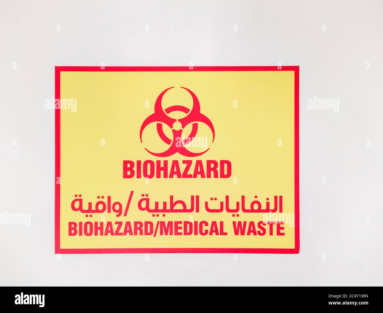 Schild für Biohazard Medical Waste. Arabisch schreiben kann Biohazard medizinischen Abfall lesen. Konzept der Biohazard im Nahen Osten und arabischsprachigen Ländern Stockfoto