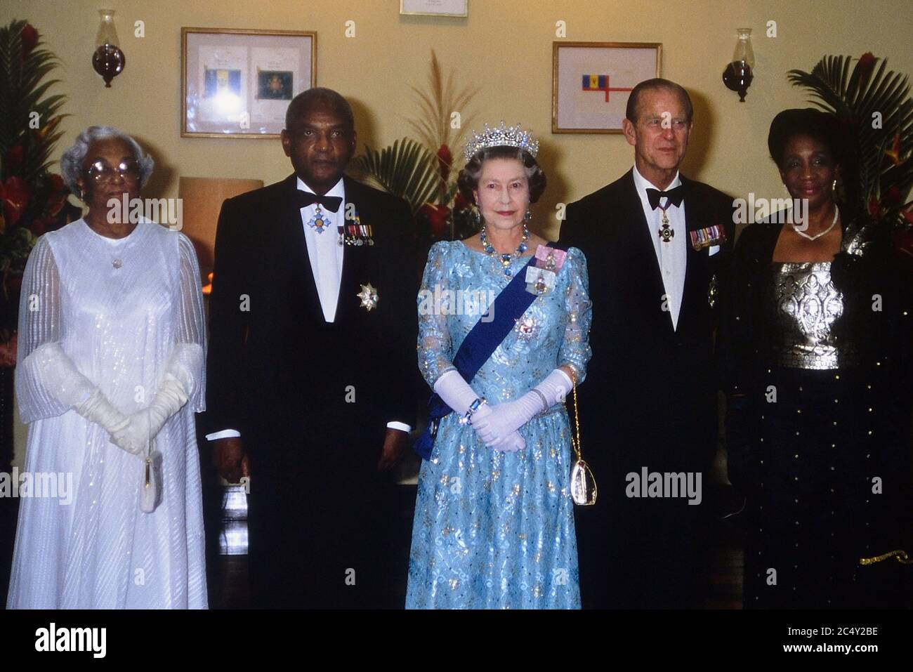 Königin Elizabeth II. Mit dem Herzog von Edinburgh und Sir Hugh Springer, Generalgouverneur von Barbados. Seine Frau Lady Springer und Angelita Sandiford bei einem Staatsanlaß in Barbados. 1989 Stockfoto