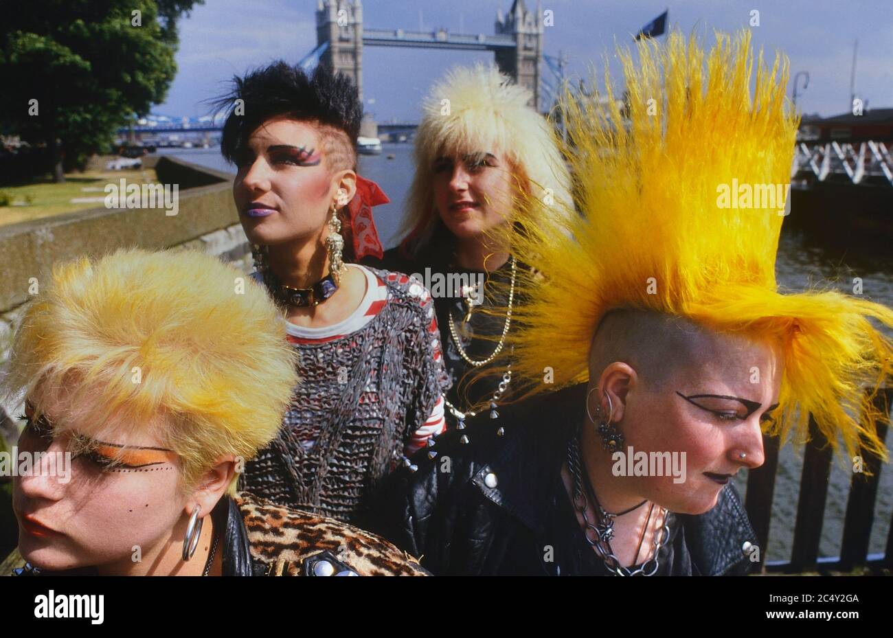 Punk Girls in der Nähe der Tower Bridge, London. England, Großbritannien. Ca. 1980 Stockfoto
