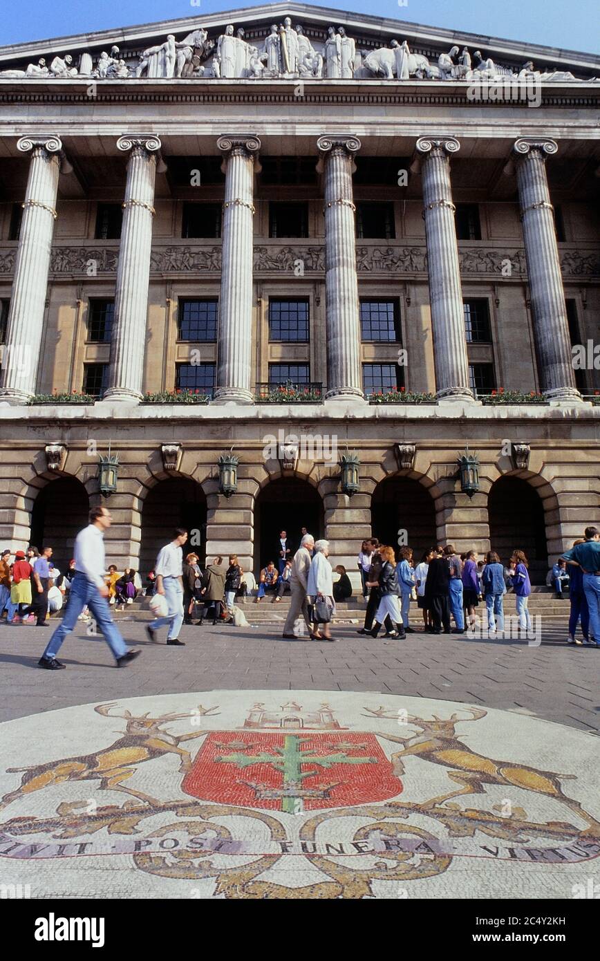 Mosaik des Stadtwappens vor dem Gemeindehaus auf dem Platz. Nottingham, Nottinghamshire, England, Großbritannien. Circa 1990er Jahre Stockfoto