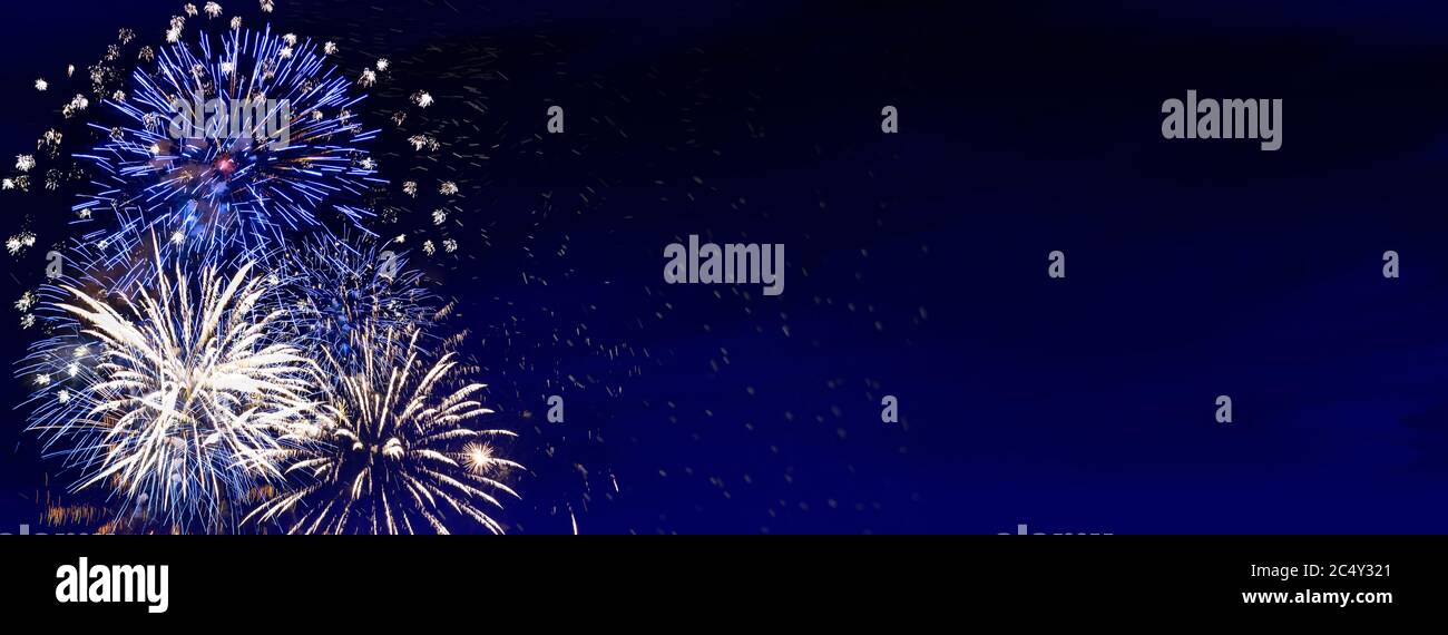 Feuerwerk, buntes sylvester-Feuerwerk auf blauem Hintergrund mit Funken und Platz für Text Stockfoto