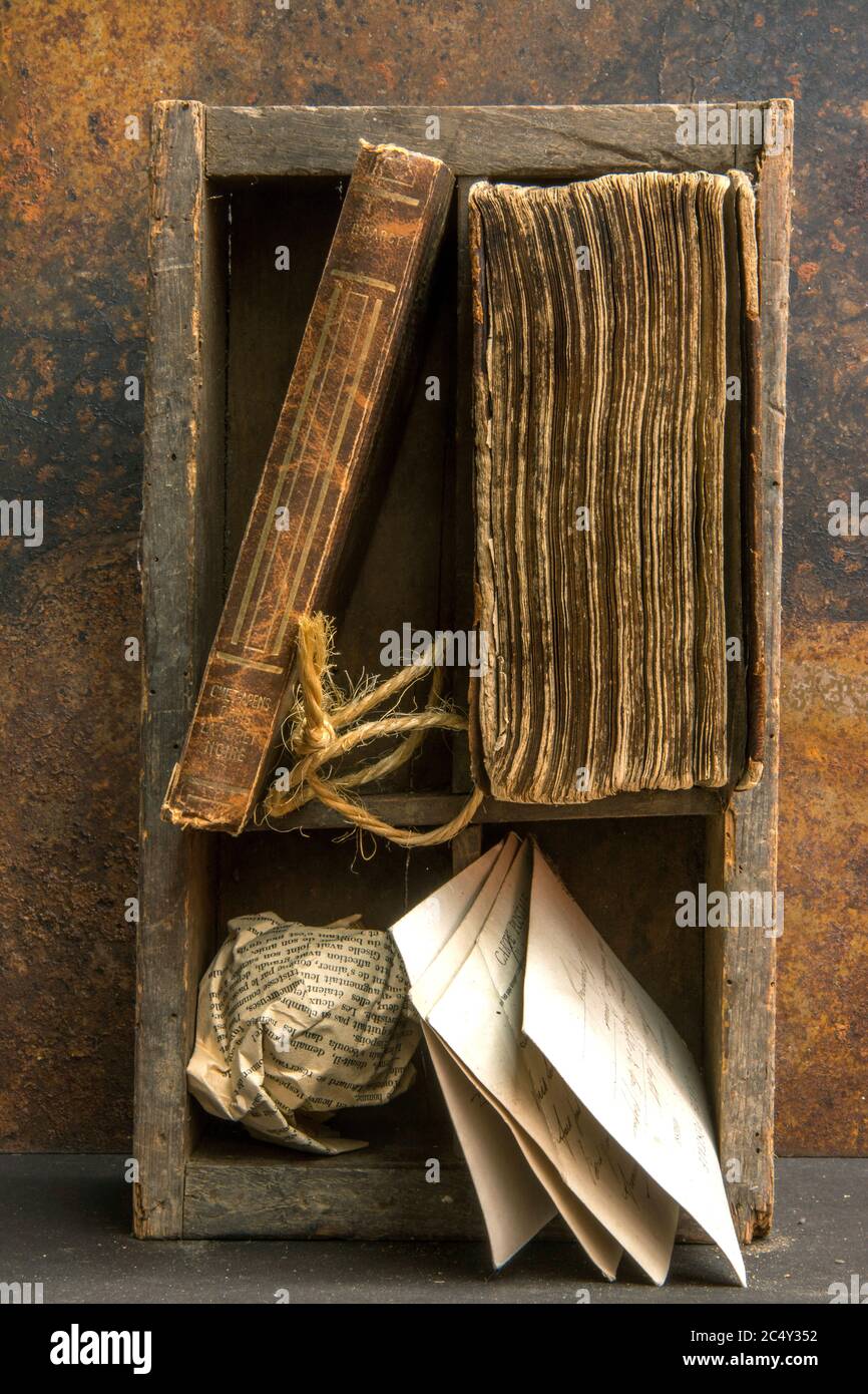 Alte Bücher in einer Holzkiste Stockfoto