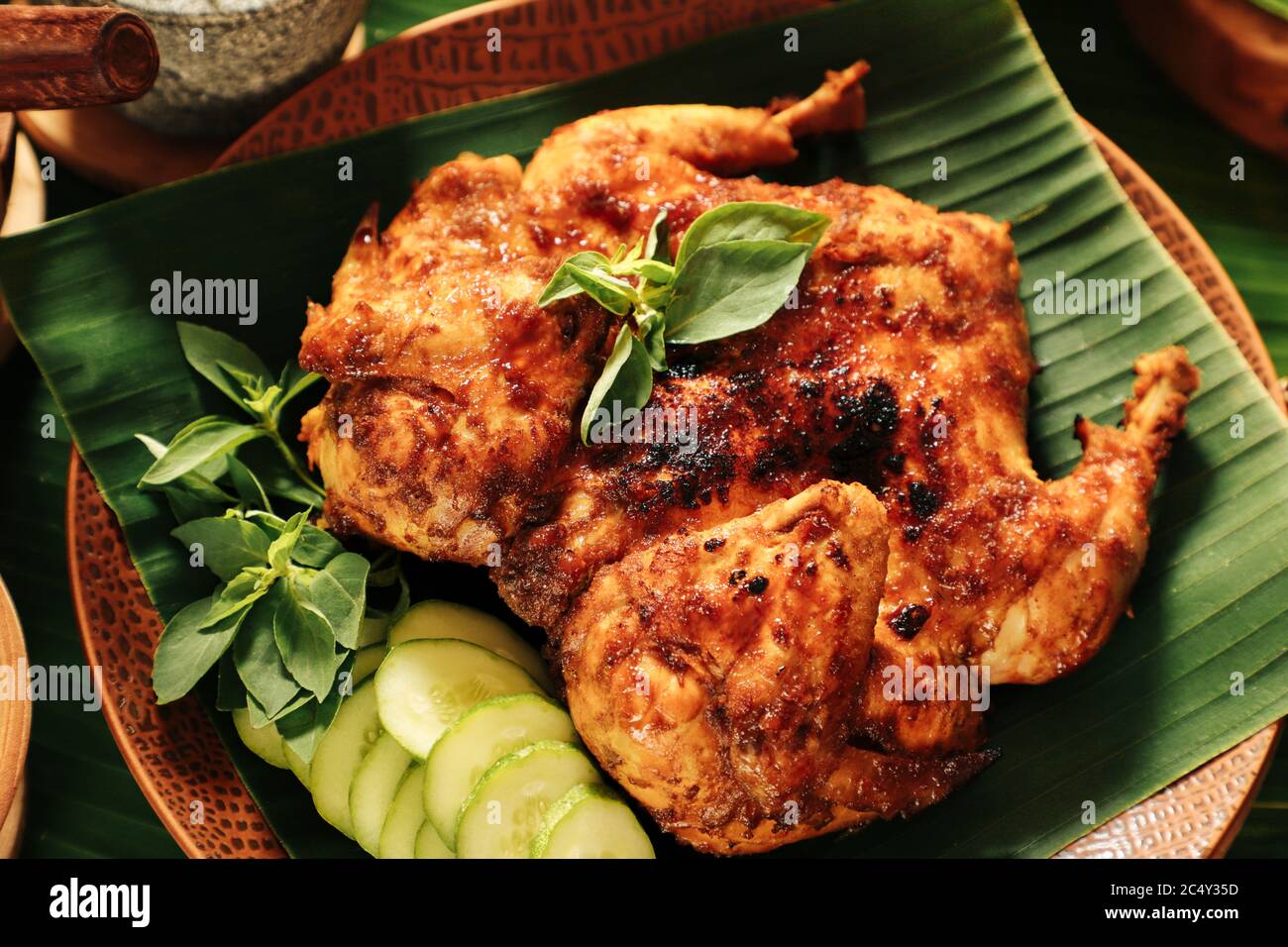 Ayam Bekakak. Traditionelles Sundanese-Hühnchen vom Holzkohlegrill aus West Java. Begleitet von Sambal Goang Stockfoto