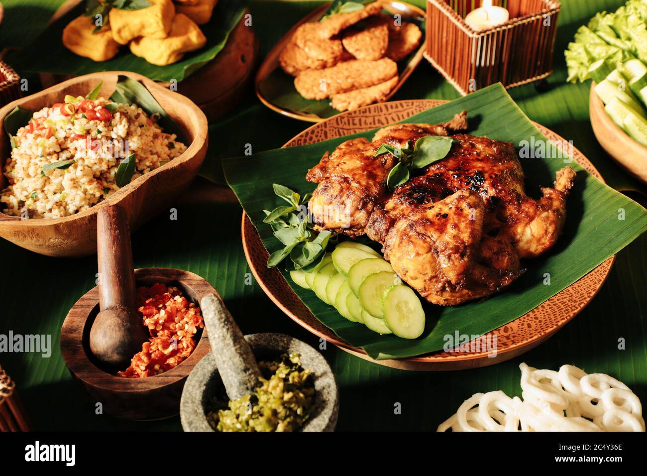 Ayam Bekakak. Traditionelles Sundanese-Hühnchen vom Holzkohlegrill aus West Java. Begleitet von Sambal Goang Stockfoto