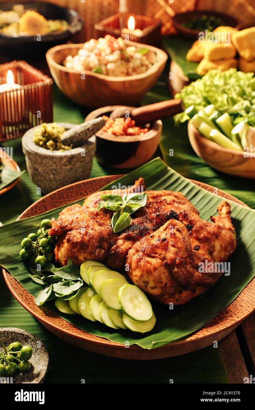 Ayam Bekakak. Traditionelles Sundanese-Hühnchen vom Holzkohlegrill aus West Java. Begleitet von Sambal Goang Stockfoto