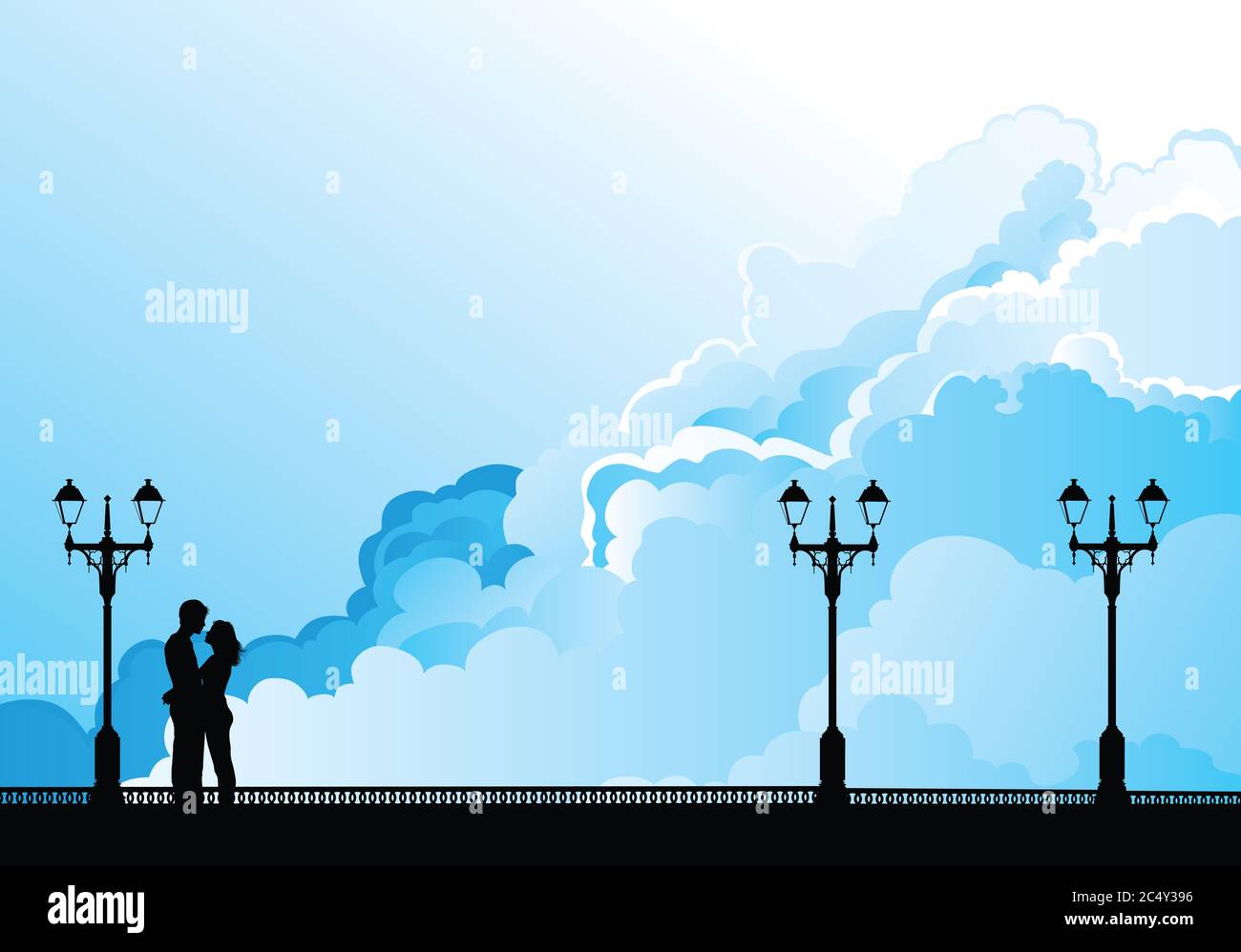 Silhouetten junger Liebhaber auf einer Promenade, die sich gegen einen blauen, wolkigen Himmel erstreckt Stockfoto