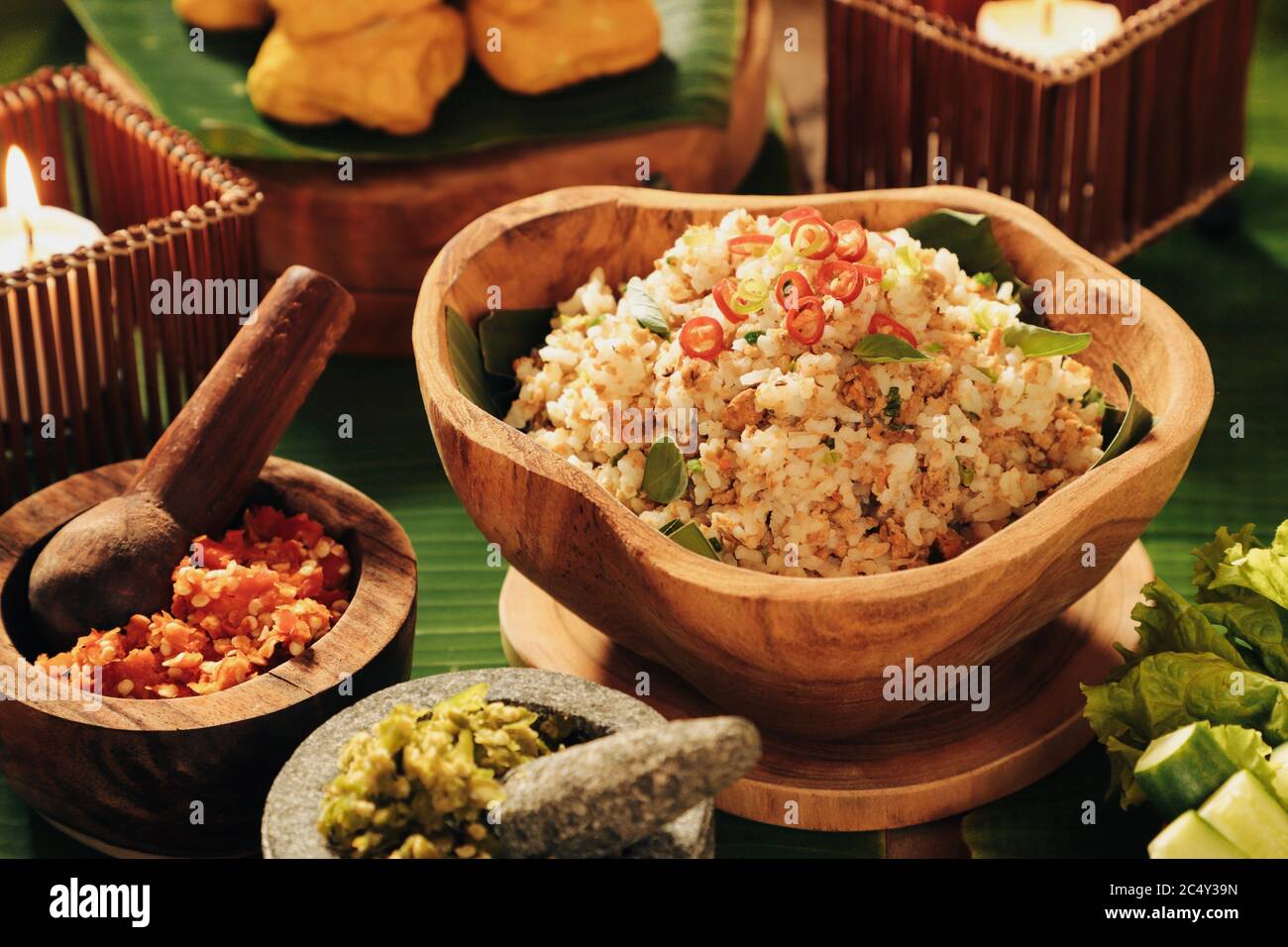 Nasi Tutug Oncom. Traditioneller sundanesischer frittierter Reis mit Oncom aus West-Java. Stockfoto