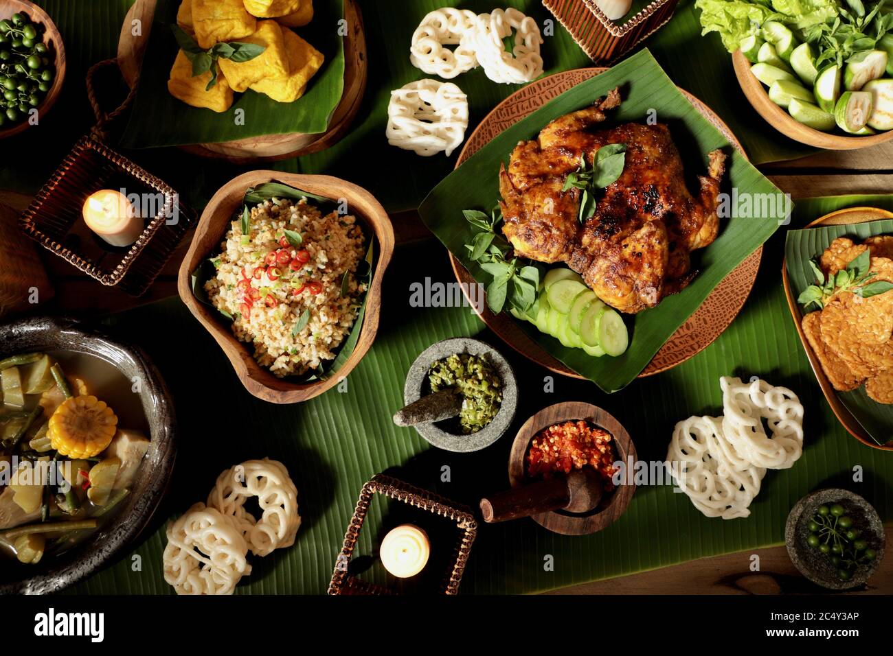 Ayam Bekakak. Traditionelles Sundanese-Hühnchen vom Holzkohlegrill aus West Java. Begleitet von Sambal Goang Stockfoto