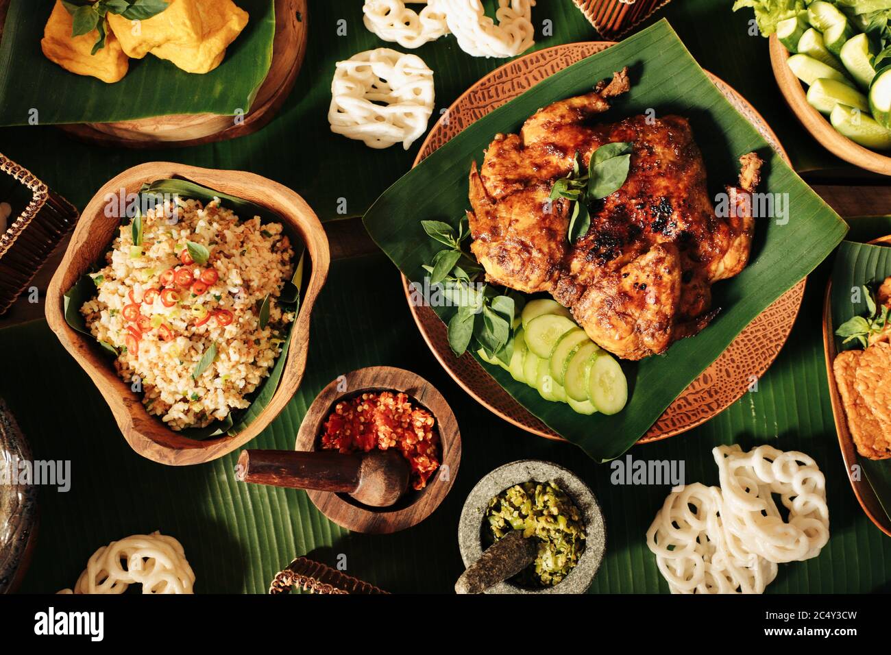 Ayam Bekakak. Traditionelles Sundanese-Hühnchen vom Holzkohlegrill aus West Java. Begleitet von Sambal Goang Stockfoto