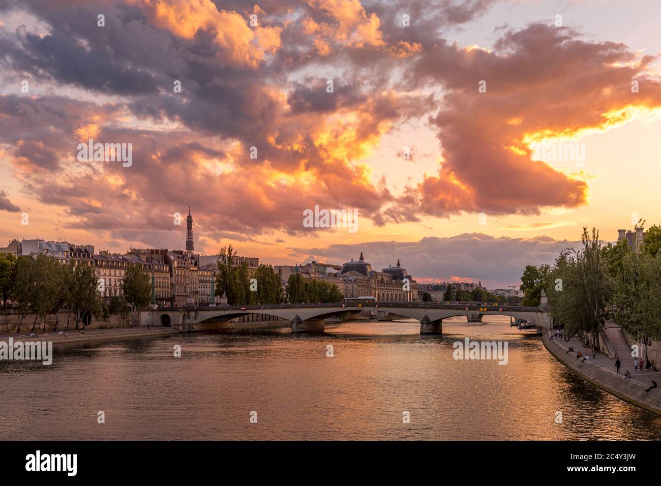 Paris, Frankreich - 28. Juni 2020: Schöne Aussicht auf die seine, die Brücke und den Eiffelturm im Hintergrund bei Sonnenuntergang in Paris. Von Pont des Arts aus gesehen Stockfoto