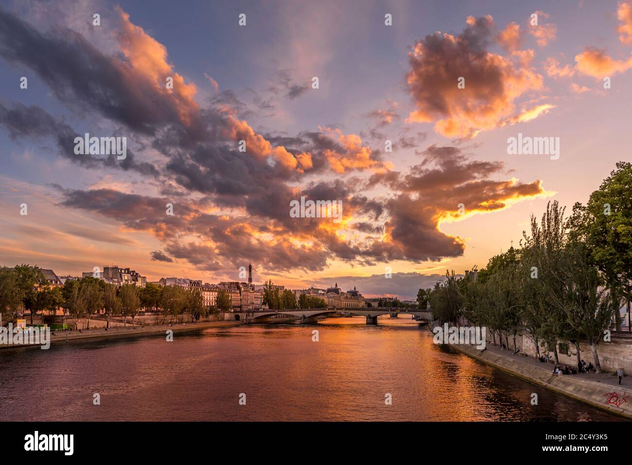 Paris, Frankreich - 28. Juni 2020: Schöne Aussicht auf die seine, die Brücke und den Eiffelturm im Hintergrund bei Sonnenuntergang in Paris. Von Pont des Arts aus gesehen Stockfoto