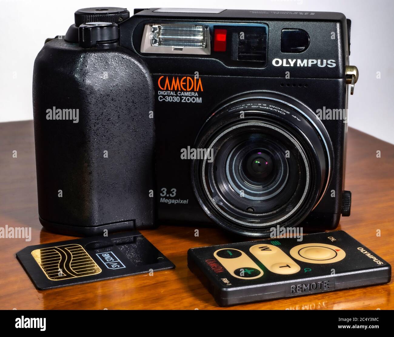 Olympus Camedia C3030 Zoom, 3.3 Megapixel Digitalkamera, hergestellt im Jahr 2000. Vorne ist eine 32 mb Smart Media Speicherkarte und eine IR-Fernbedienung. Stockfoto