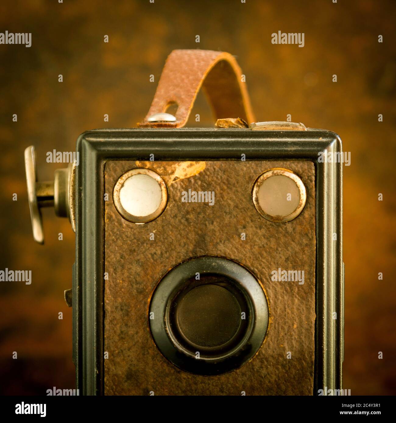 Alte Kamera auf braunem Hintergrund Stockfoto