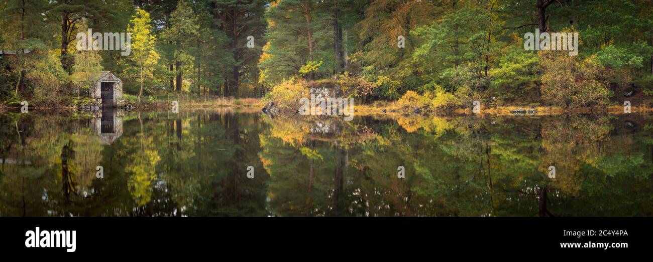 Perfekte Spiegelreflexe des Bootshauses in Brandelhow Bay, Derwent Water, Lake District National Park, an einem völlig ruhigen Herbstmorgen. Stockfoto