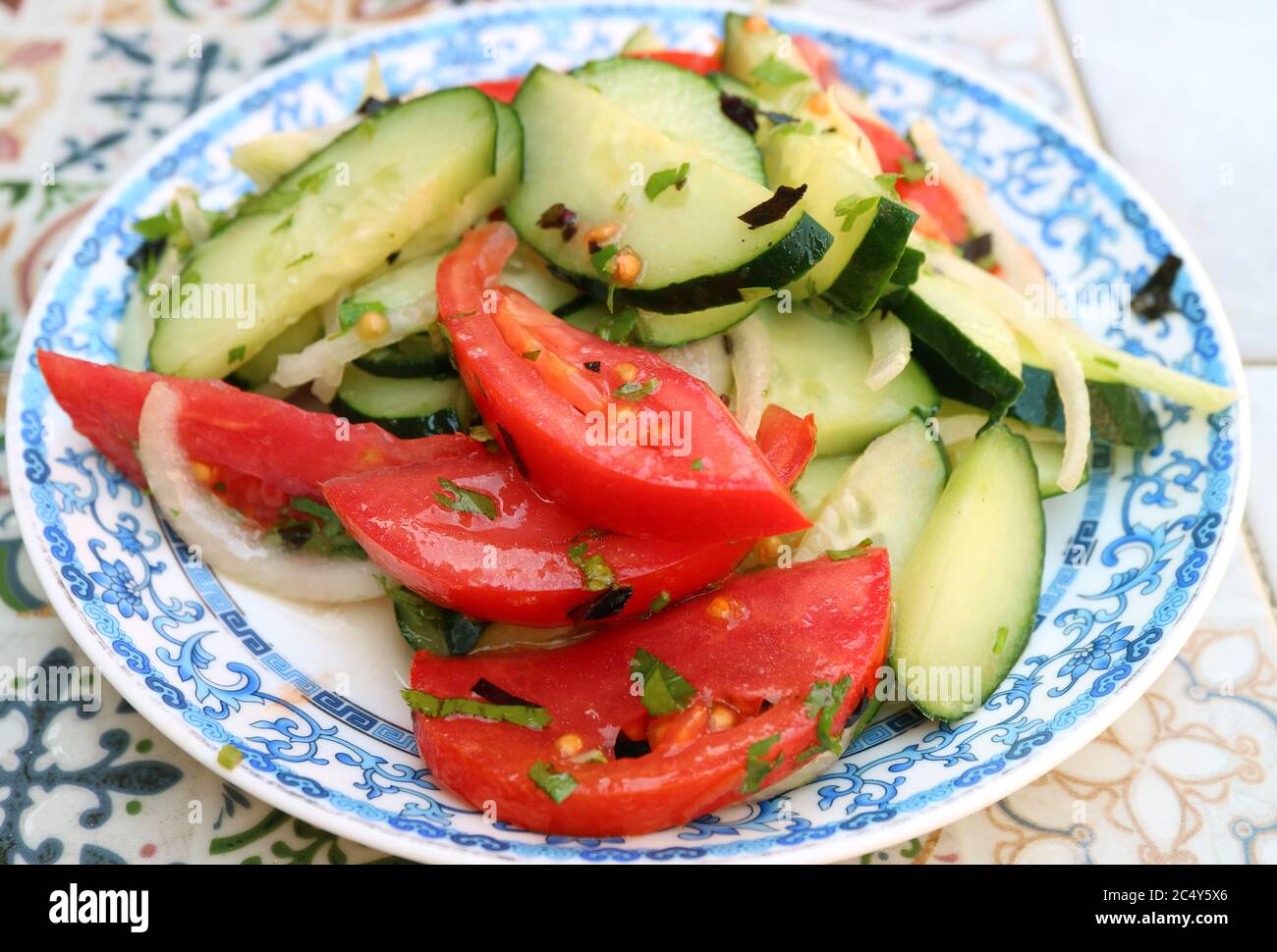 Gurken tomaten zwiebel salat -Fotos und -Bildmaterial in hoher ...