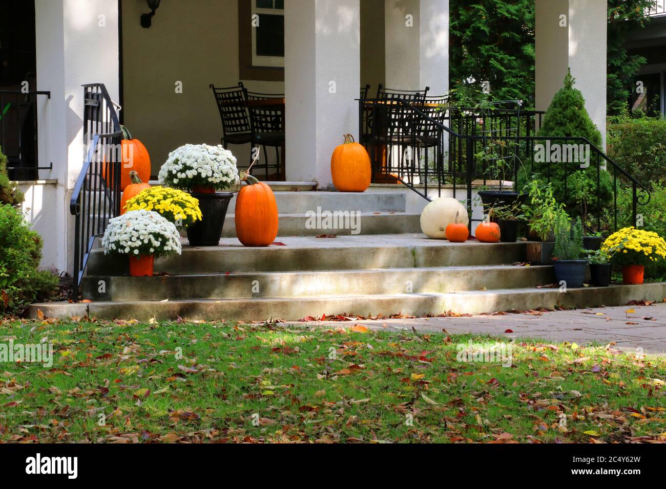 Haupteingang Treppe und Veranda des stilvollen Hauses für die Herbstferien Saison dekoriert. Halloween-Konzept. Herbsthintergrund. Stockfoto