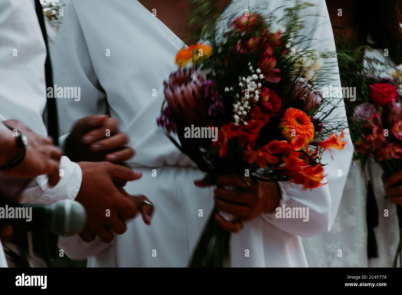 Eine Braut packt einen Strauß einheimischer australischer Fauna an Ihre Hochzeit Stockfoto