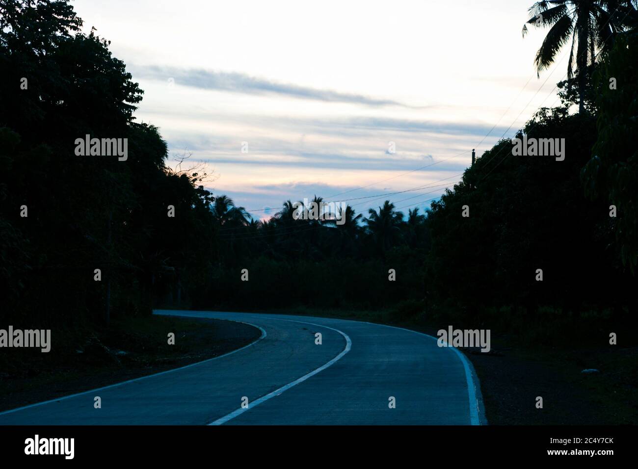 Ein Sonnenuntergang am Horizont einer Eisstockbahn weiter Samal Island Stockfoto