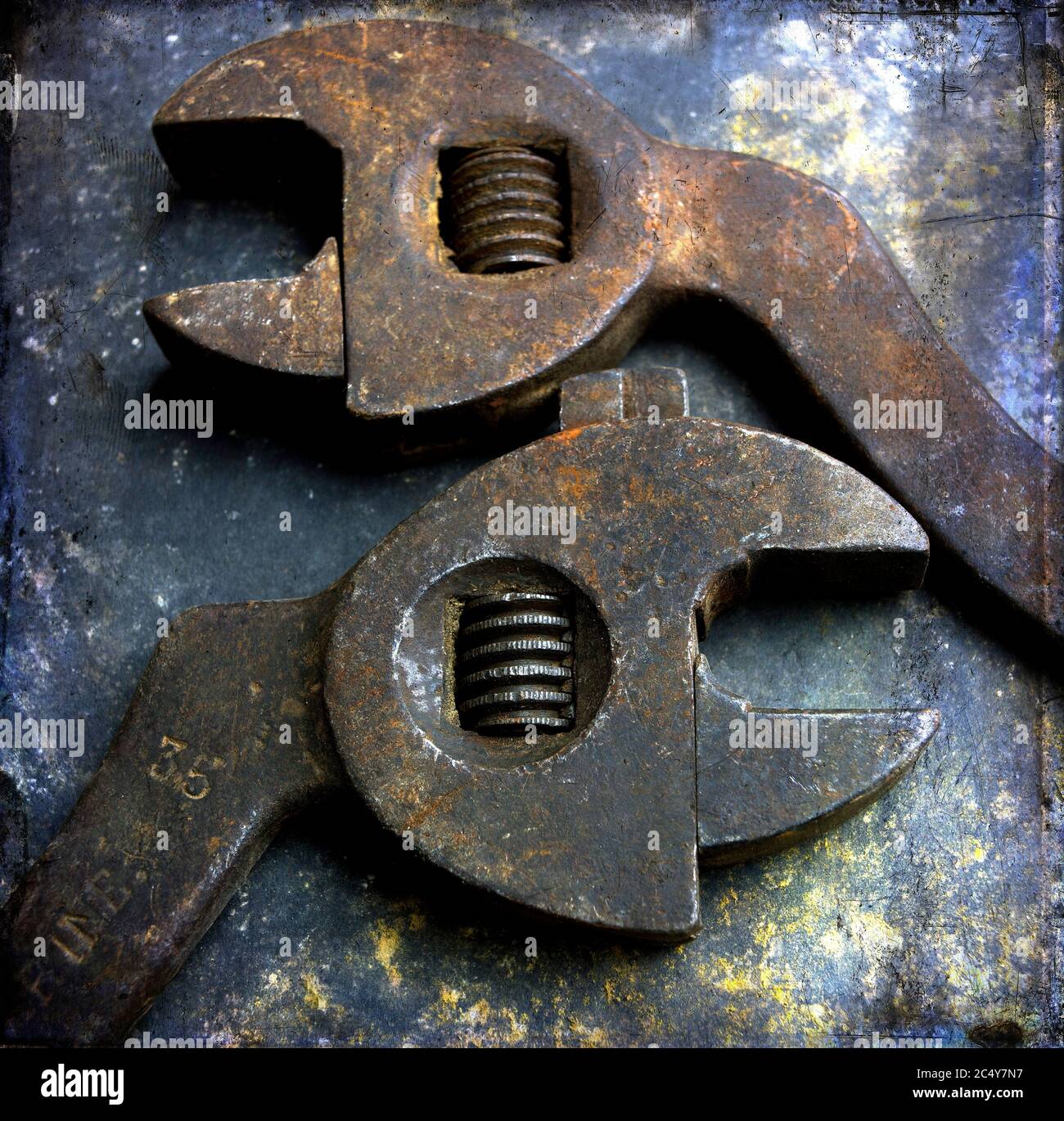 Verstellbare Schraubenschlüssel auf texturiertem Hintergrund Stockfoto