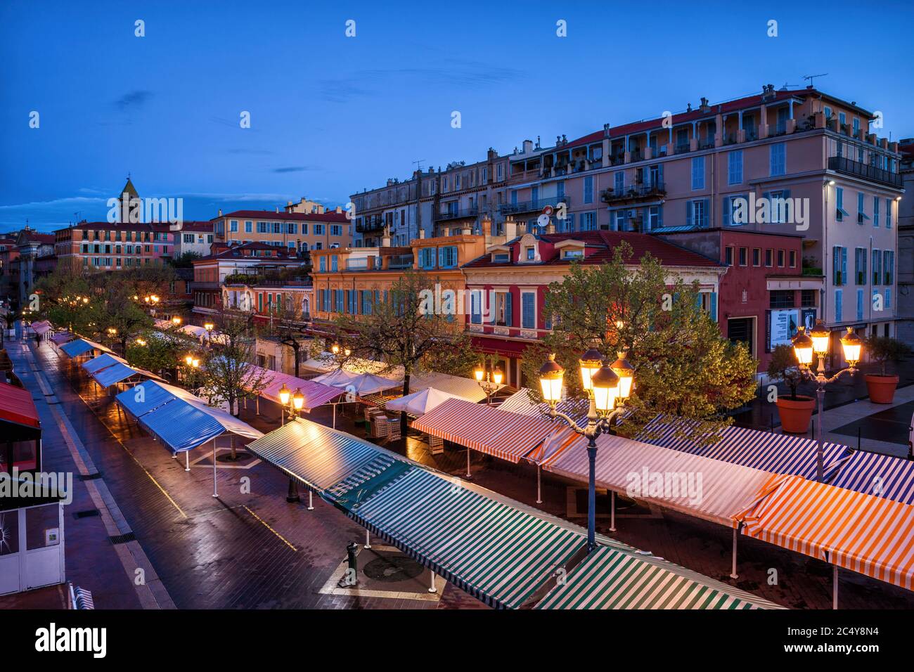 Cours Saleya Markt am Morgen in der Stadt Nizza, Frankreich, Vordächer von leeren Ständen Stockfoto