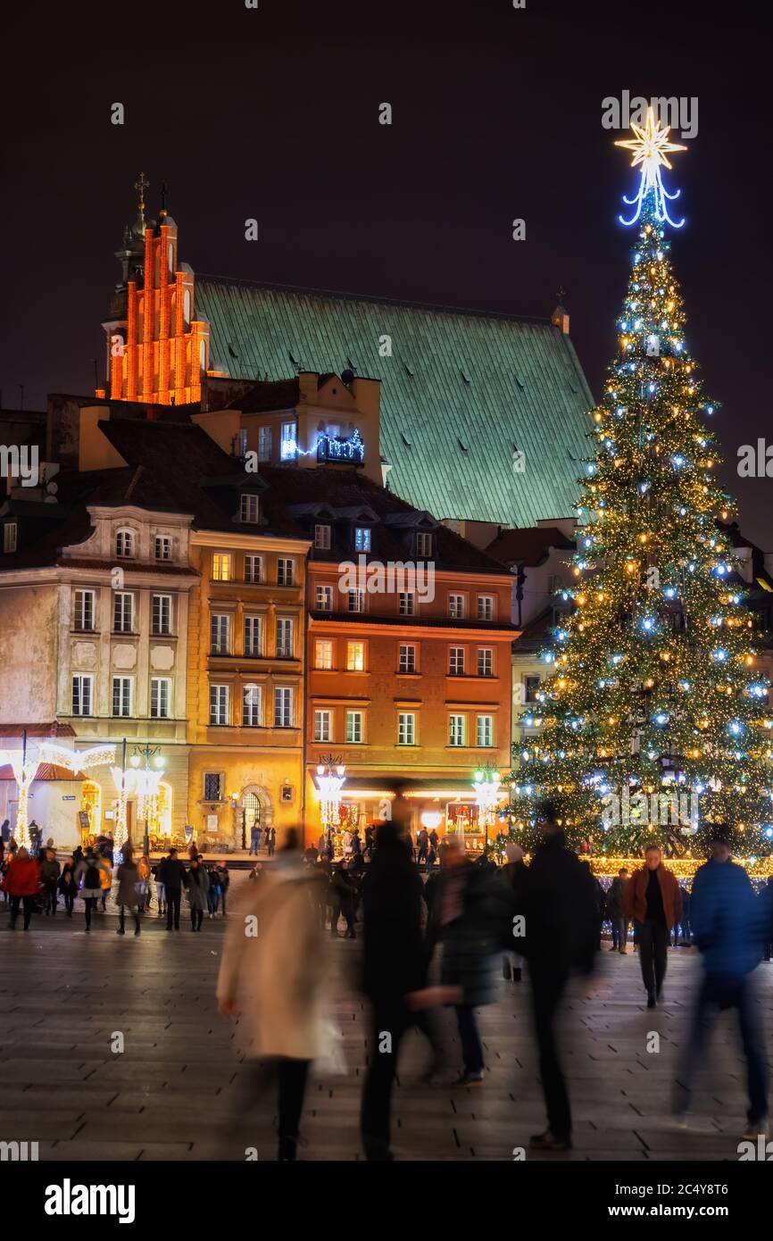 Altstadt von Warschau Stadt bei Nacht, Weihnachtsbaum auf dem Schlossplatz und historische Mietshäuser in der Hauptstadt von Polen Stockfoto