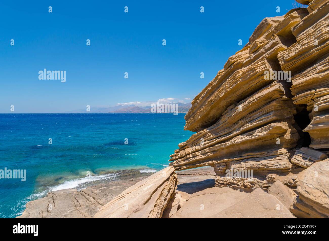 Der lange Sandstrand von Triopetra im Süden Kretas.der Strand ist nach den drei Felsen im Meer benannt. Stockfoto