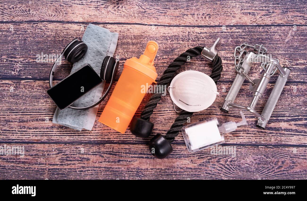 Fitness-Hintergrund. Geräte für Fitness-Studio und zu Hause. Zu Hause bleiben und gesund bleiben Konzept. Speicherplatz kopieren Stockfoto