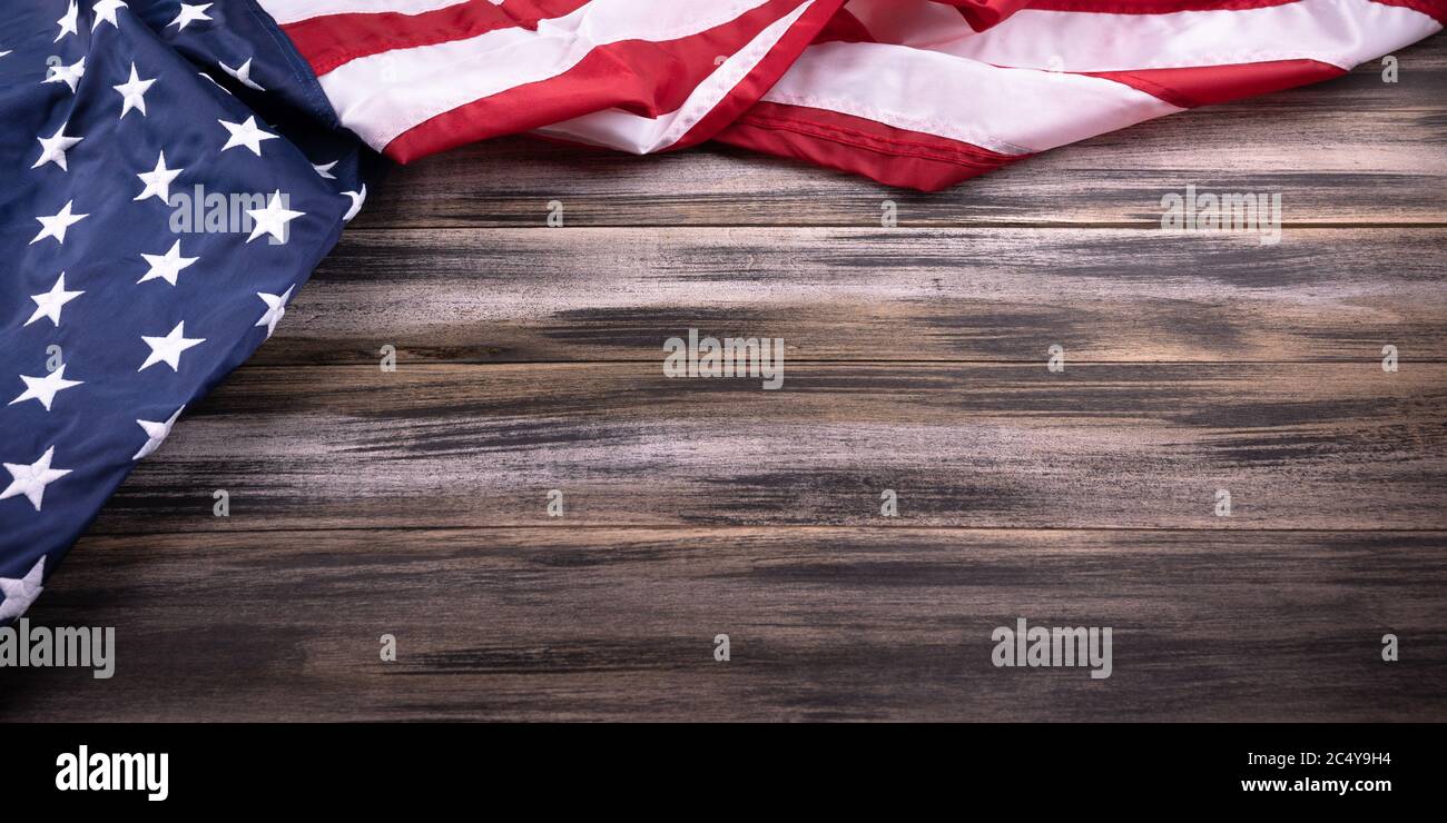 Rote, weiße und blaue amerikanische Flagge auf Holzgrund für Memorial Day, 4th. Juli, Flag Day, Veteran's Day, oder Independence Day. Urlaubskonzept. Stockfoto