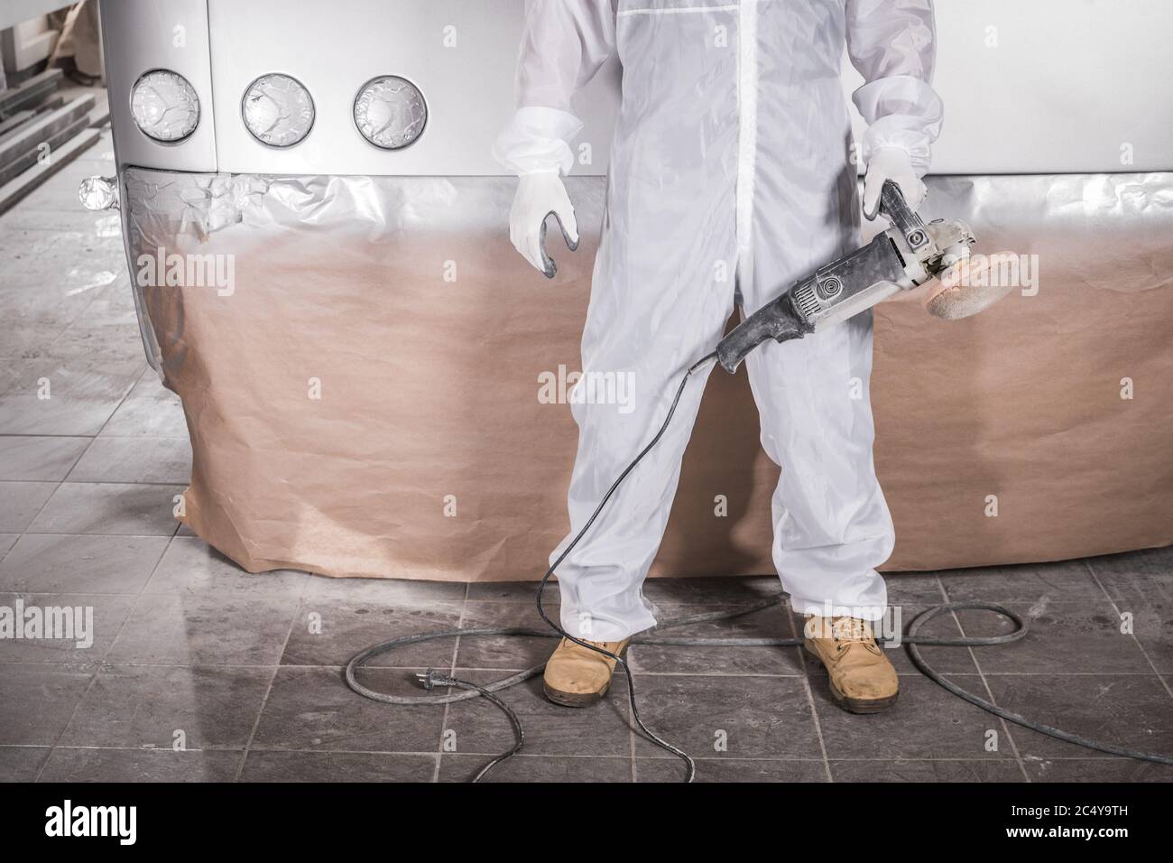 Auto Body Shop Arbeiter Tragen Ganzkörper-Anzug Und Schutzausrüstung Beim Malen Und Polieren Bus. Stockfoto