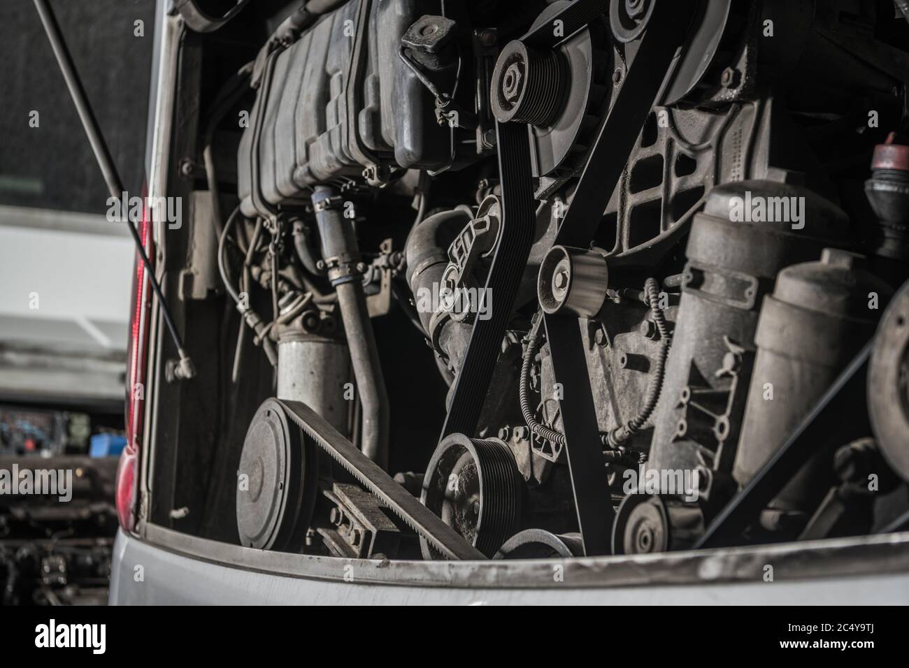 Nahaufnahme Der Komponenten Und Elemente Des Busmotors Im Rahmen Der Wartung. Stockfoto