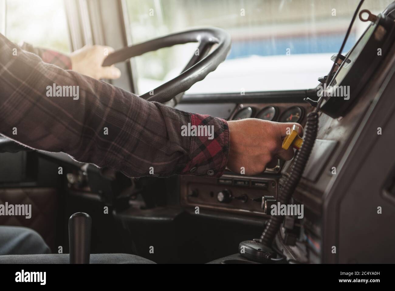 Semitruck-Fahrer Im Fahrzeug Hinter Dem Lenkrad. Konzept Der Transportbranche. Stockfoto