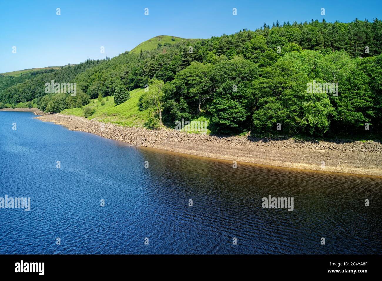 Großbritannien, Derbyshire, Peak District, Ladybower Reservoir mit Blick auf Whinstone Lee Tor vom Ashopton Viaduct Stockfoto