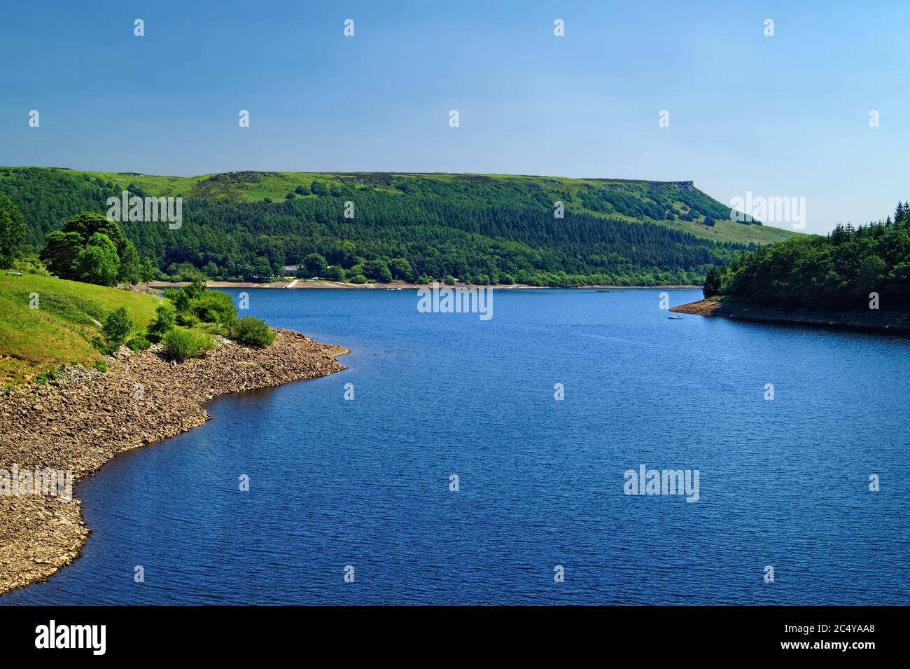 Großbritannien, Derbyshire, Peak District, Ladybower Reservoir in Richtung Bamford Edge suchen Stockfoto