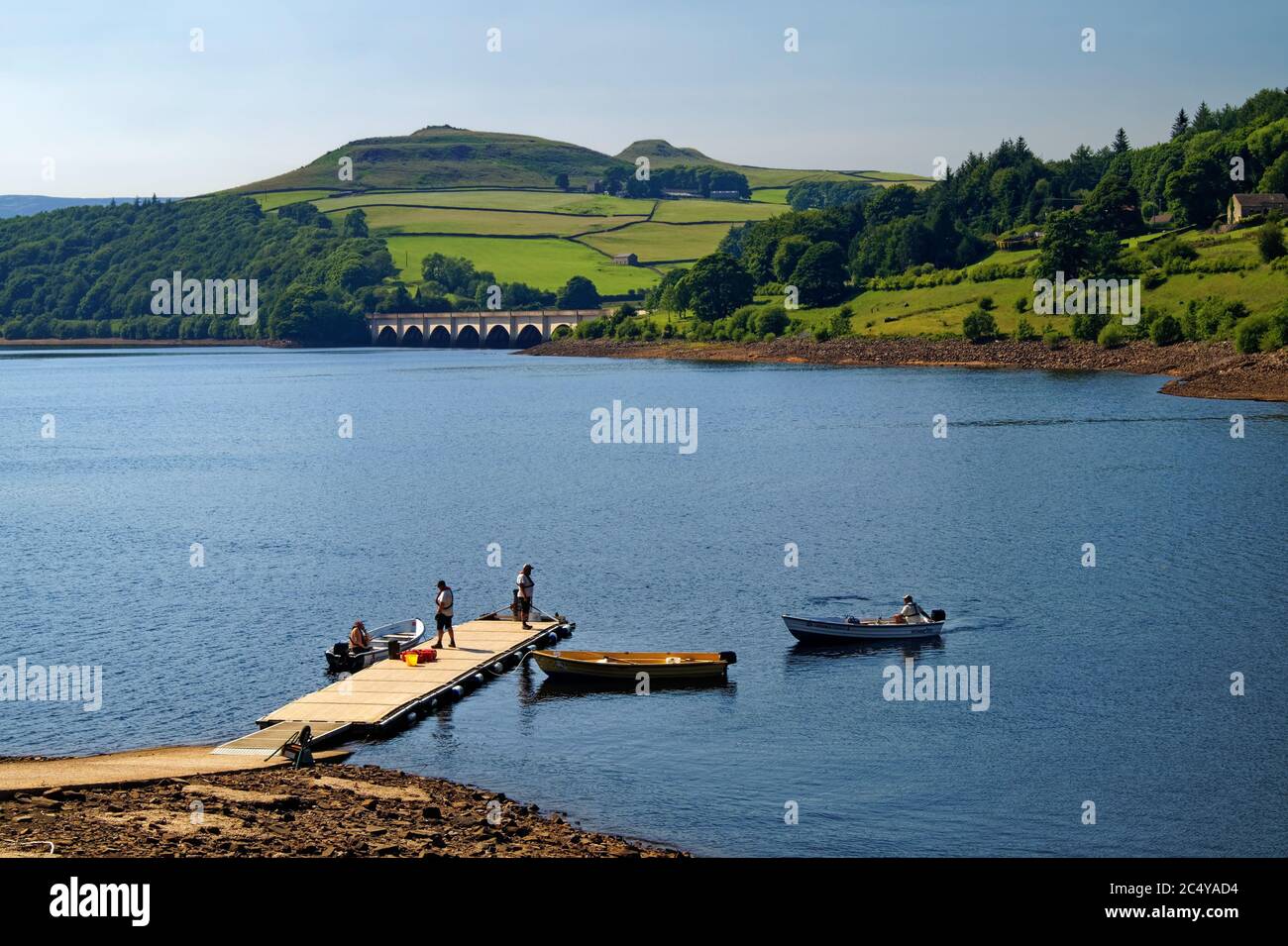 Großbritannien, Derbyshire, Peak District, Ladybower Vorratsbehälter und Bootsanlegestelle mit Blick auf Ashopton Viadukt & Crook Hill Stockfoto