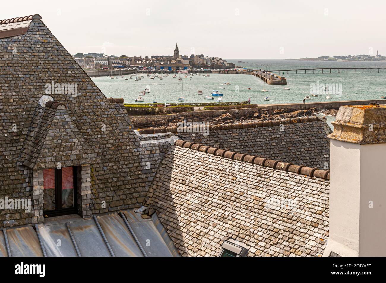Blick über die Dächer von Brittany & Spa auf den Hafen und die Altstadt von Roscoff, Morlaix, Frankreich Stockfoto