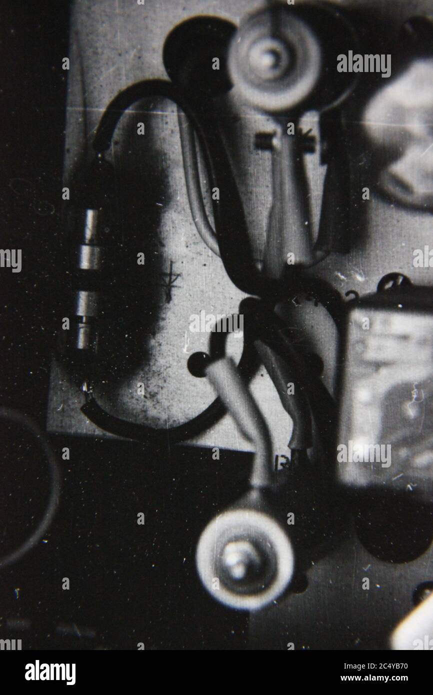Feine 70er Jahre Vintage schwarz-weiß Fotografie von einem Haufen von Kabeln miteinander integriert. Stockfoto
