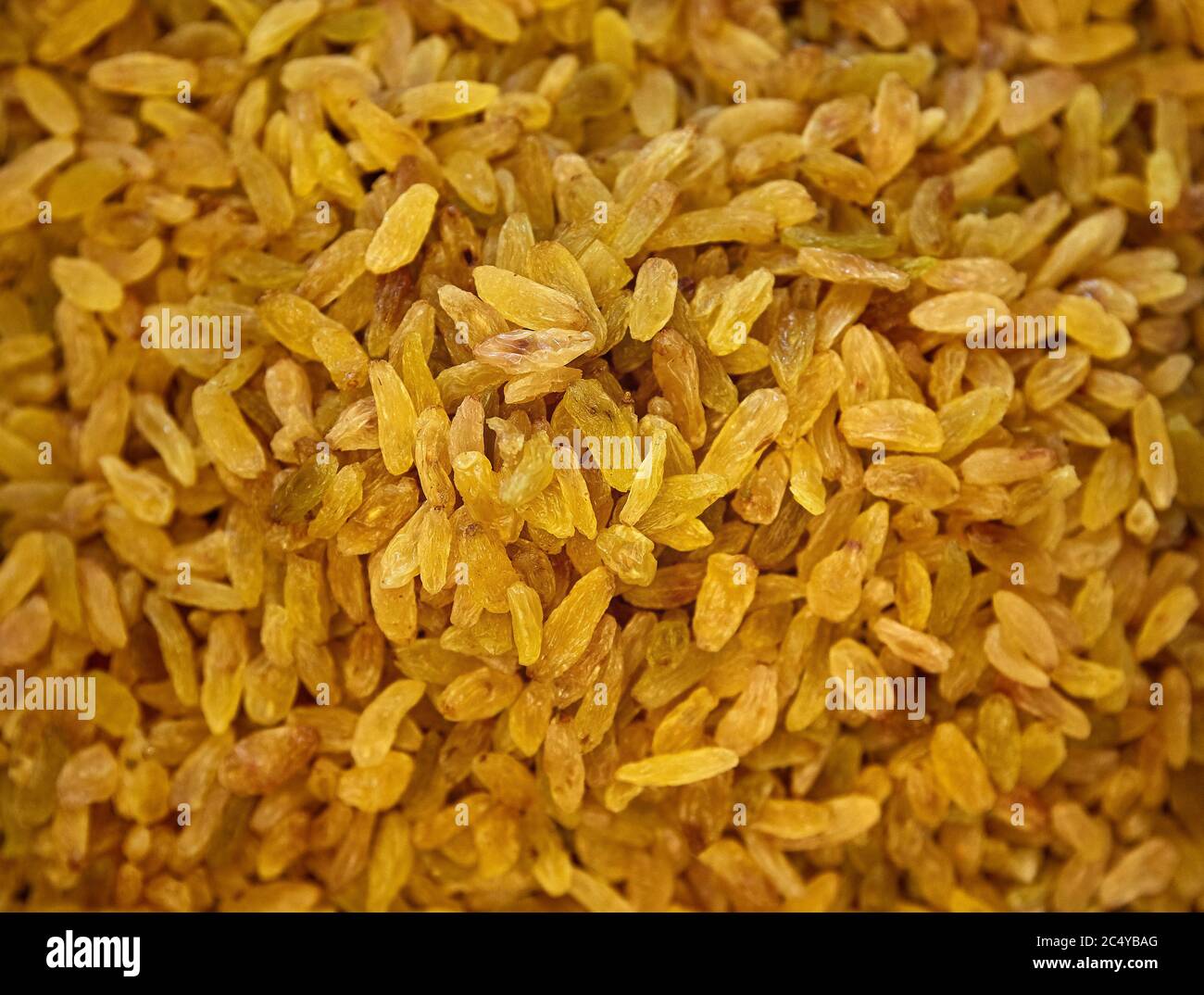 Rosinen Hintergrund. Gelbe Sultaninen. Golden Dried Seedless Trauben Draufsicht. Stockfoto