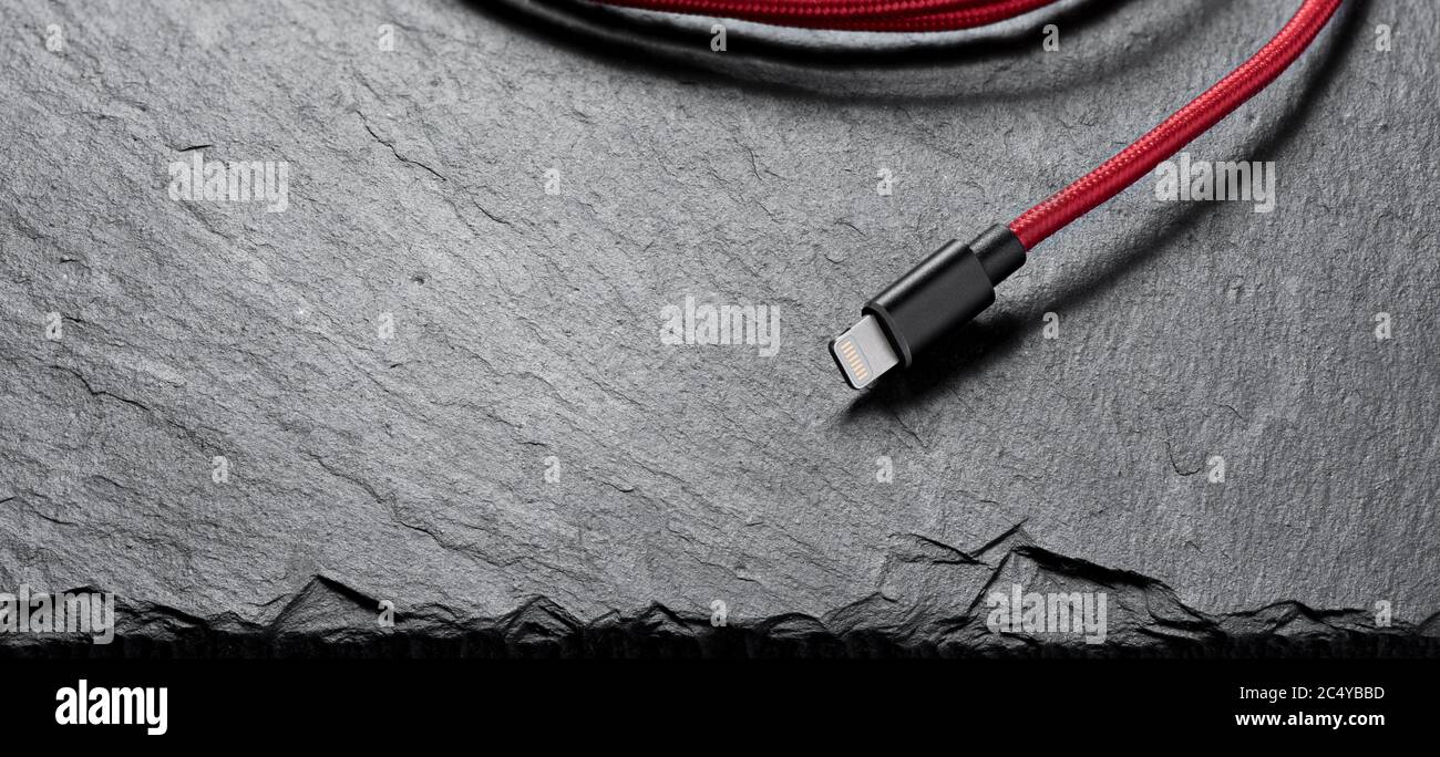 usb Lightning Mobile Ladekabel auf Stein Hintergrund Stockfoto