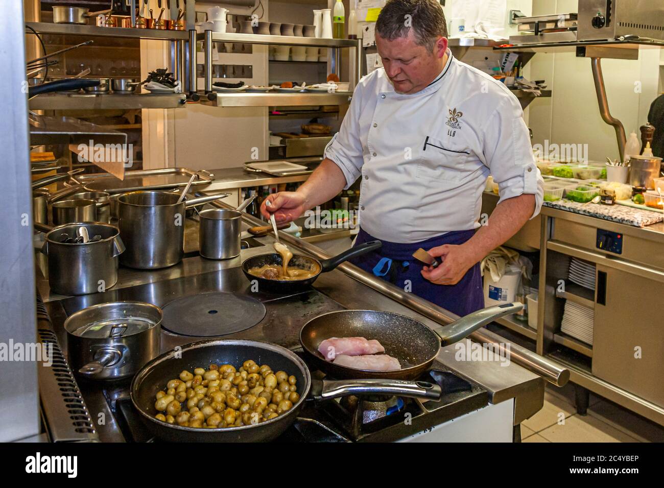 Michelin-Sternekoch Loic Le Bail in der Küche des Hotel Brittany and Spa, Morlaix-Roscoff, Frankreich Stockfoto