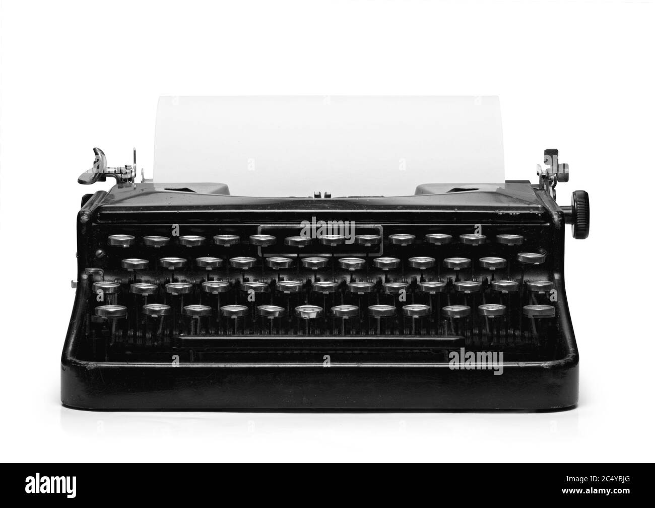 Alte Vintage Schreibmaschine und ein leeres Blatt Papier eingelegt. Isoliert auf weißem Hintergrund mit Beschneidungspfad Stockfoto