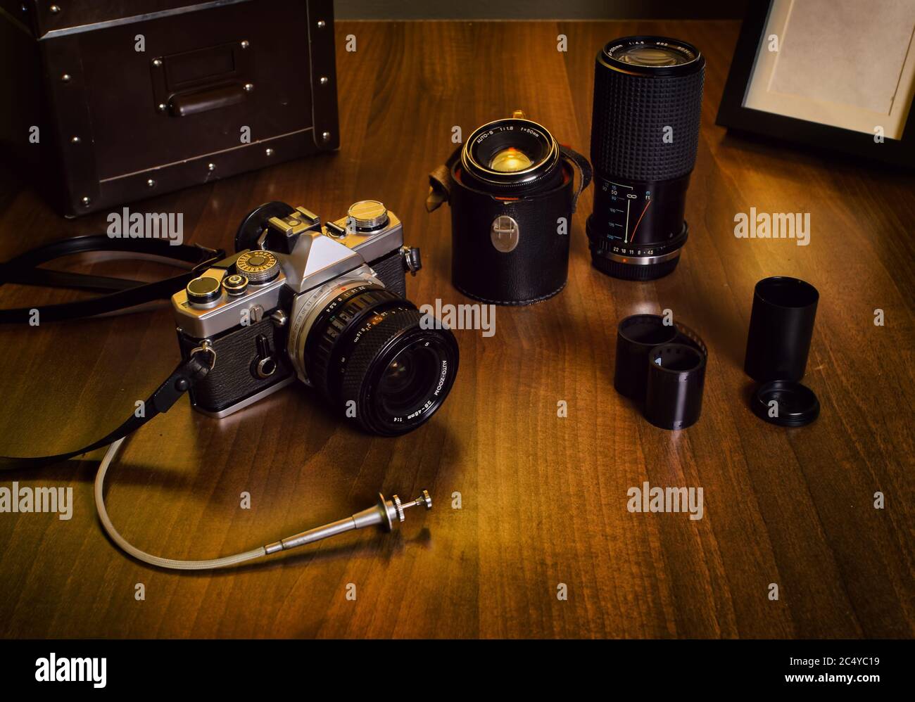 Vintage-Kamera, Objektive und Box auf dem Schreibtisch Stockfoto