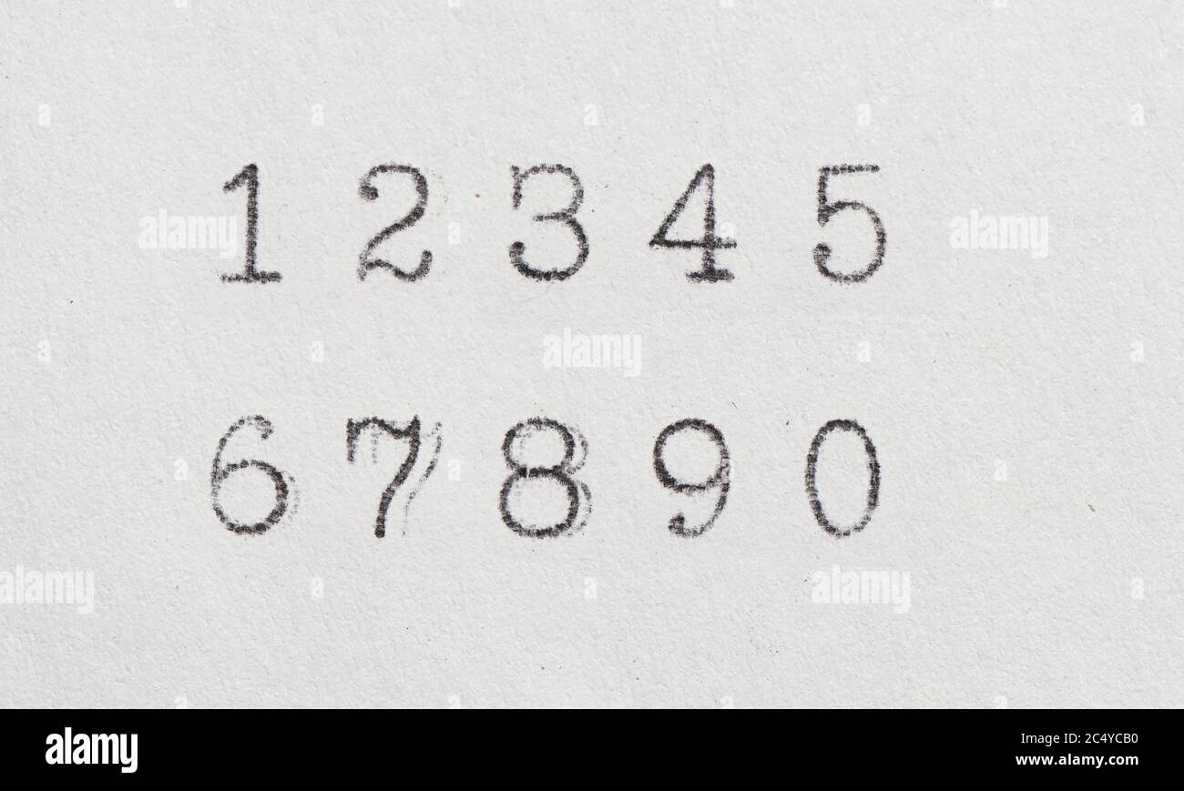 Alte Zahlen mit Schreibmaschine. Vintage-Schrift auf weißem Papier
