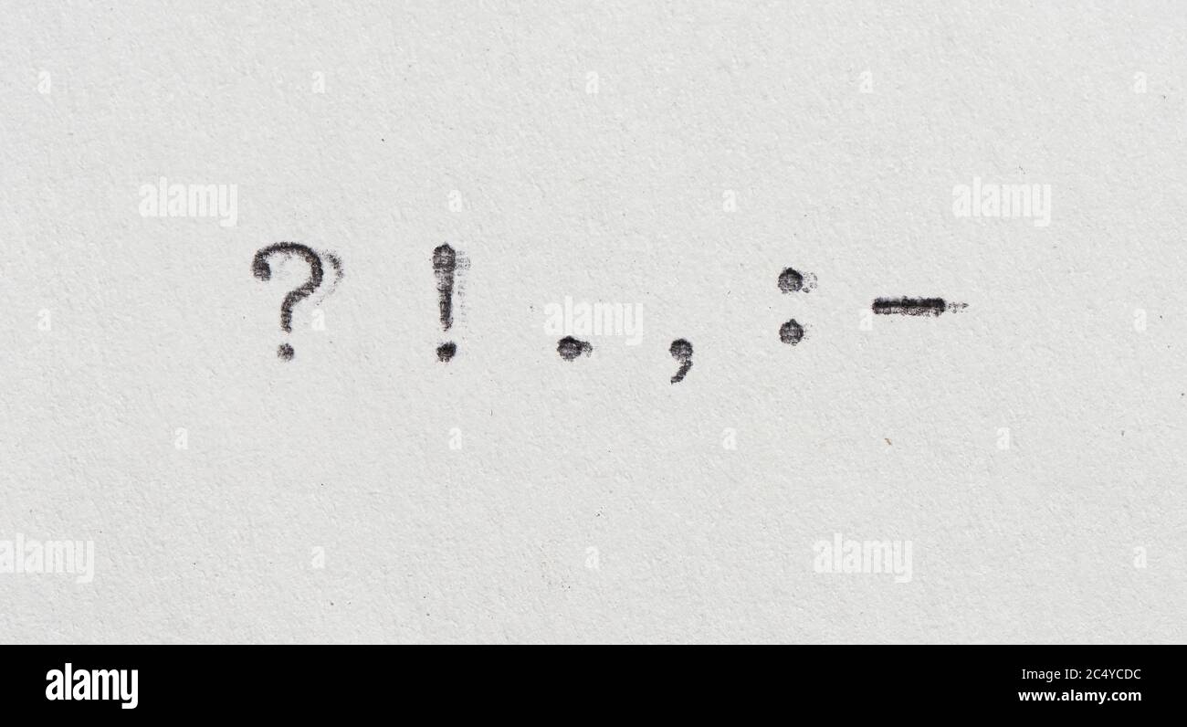 Satzzeichen von der Schreibmaschine. Vintage-Schrift auf weißem Papier Stockfoto